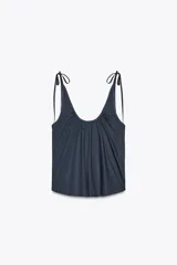 Top azul de popelina con escote redondo, tirantes finos con lazadas y detalle de pliegues.