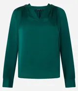 Blusa verde esmeralda de tela satinada, con escote en V, mangas largas con puños abotonados y espalda fruncida.