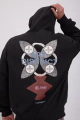 Canguro negro con capucha y manga larga, de corte oversize. Estampado en la espalda con la frase "Art District" en color celeste, rodeada de figuras geométricas en blanco y negro.