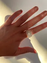 Anillo grueso de acrílico celeste traslúcido.