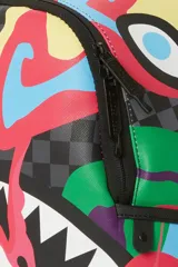 Mochila Sprayground con estampado a cuadros en tonos grises y diseño de boca de tiburón con detalles multicolores.