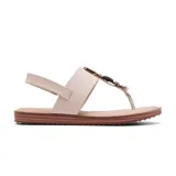 Sandalia de cuero sintético color beige, con tira delantera con detalle de apliques marrones y dorados.