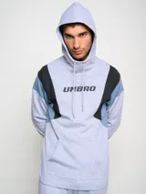 Canguro negro, gris y verde con capucha y cordones ajustables, logo de Umbro estampado en el pecho y bolsillo tipo canguro.