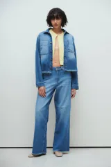 Pantalón de jean azul de tiro medio/bajo, con calce extra relaxed y piernas anchas. Confeccionado en denim rígido liviano, con lavado acid wash azul y desflecado en ruedos.