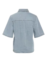 Camisa de denim celeste con cuello clásico, mangas cortas y cierre con botones. Ajuste regular.