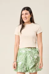 Remera corta color beige de corte ajustado y mangas cortas.