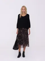 Vestido con parte superior tipo suéter y falda de tul plisada, de diseño en leopardo.