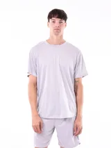 Remera gris de poliéster con cuello redondo y mangas cortas.