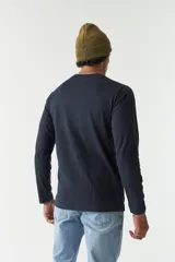 Remera de manga larga azul marino para hombre, con cuello redondo y estampado en el pecho con el logo de la marca Mistral en color verde neón.