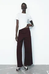 Pantalón de jean azul oscuro, de tiro alto y corte wide leg.