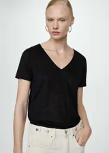 Remera celeste de lino con cuello en V y mangas cortas.
