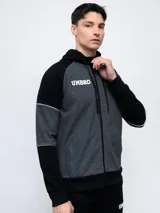 Campera con capucha Umbro de piqué, color gris con mangas negras y logo bordado en blanco.
