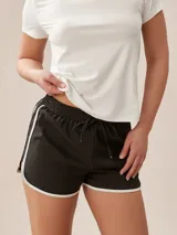 Short deportivo negro con cintura elástica y ribete blanco en el ruedo.