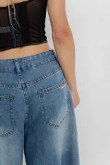 Bermuda de jean amplia, oversize, tiro medio.