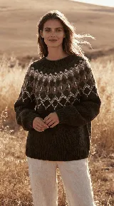 Sweater de lana merino tejido a mano, color negro con diseño geométrico en el canesú en tonos blanco y gris. Presenta cuello redondo, mangas largas y terminaciones acanaladas.