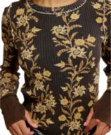 Blusa térmica color crema con estampado floral en tonos rojos y verdes, de mangas largas con puños acampanados.