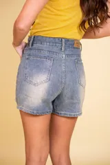 Short de jean celeste con tiro alto, bolsillos delanteros grandes y traseros comunes.