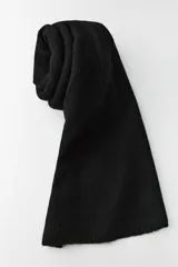 Bufanda rectangular color negro.