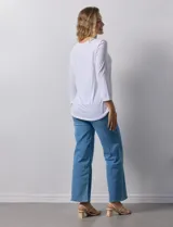 Remera celeste de modal con cuello cuadrado y apliques de aros metálicos.