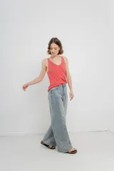 Pantalón jean de tiro alto, corte ancho y pierna cónica.