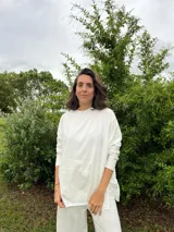 Remerón oversize con tajos a los costados, confeccionado en algodón color blanco.
