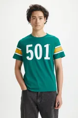 Remera verde esmeralda de algodón con cuello redondo y mangas cortas. Estampado frontal con el número "501" en blanco y detalle de doble raya amarilla y blanca en las mangas.
