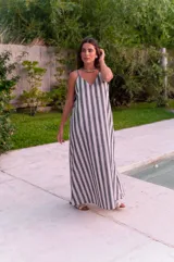 Vestido largo rojo de muselina con rayado de lino, corte suelto y breteles finos.