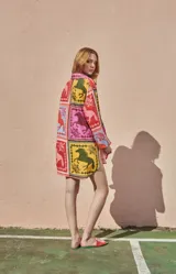 Camisa corta de mangas largas con estampado de caballos en tonos rosa, rojo, amarillo, verde y celeste.