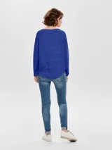 Sweater azul de punto con cuello redondo y mangas largas.