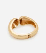 Pulsera dorada rígida con forma de gota doble.