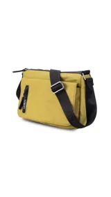 Bandolera color beige de nylon, con correa larga negra regulable. Tiene un bolsillo delantero con tapa, dos bolsillos internos (uno con cierre) y un bolsillo trasero.