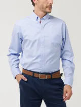 Camisa de vestir blanca de algodón, corte moderno ajustado al cuerpo, con cuello abotonado, manga larga, bolsillo en el pecho y pinzas en la espalda.