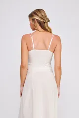 Top color crema de encaje elastizado con breteles finos ajustables, escote en V y copa interna formada.