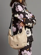 Bandolera color crema con correa larga regulable de cinta negra y logo "R" estampado en el frente.