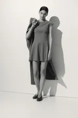 Vestido corto color marrón de sarga levemente elástica con costuras decorativas adelante y atrás. Modelo con cuello redondo, manga japonesa y cierre oculto en la espalda. Cintura entallada y pollera con vuelo.