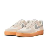 Zapatillas urbanas Nike Air Force 1 '07 Lv8, color crema con detalles en gris y suela de goma color caramelo.