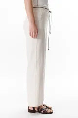 Pantalón de lino azul de corte palazzo.