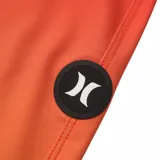 Bermuda de baño naranja con degradado a amarillo y tres franjas horizontales blancas en la pierna izquierda.