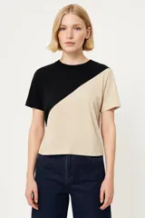 Remera de corte recto con diseño color block en negro y beige.