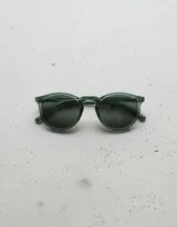 Lentes de sol unisex con montura redonda color verde oscuro y lentes polarizadas color verde oscuro.