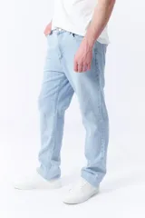 Pantalón de jean celeste, corte clásico, de tiro medio y pierna recta.
