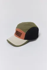Gorra de visera de cinco paneles con diseño color block en verde oliva, naranja, beige y negro.