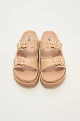Sandalias negras con doble tira y hebillas doradas.