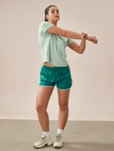 Short deportivo negro con cintura elástica y ribete blanco en el ruedo.