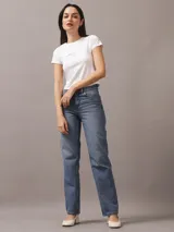 Remera blanca de corte slim con cuello redondo y estampado rectangular con el logo de Calvin Klein Jeans en el pecho.