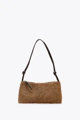 Bolso de hombro con cuerpo de abalorios color madera y asa de cuero sintético marrón con detalle de nudos. Tiene un bolsillo interior y cierre con cremallera metálica.