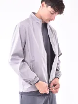 Campera azul con cuello mao y cierre frontal.