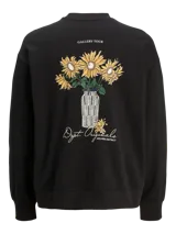 Buzo negro de manga larga con cuello redondo, fit oversize y estampa en la espalda con dibujo de flores en un jarrón.