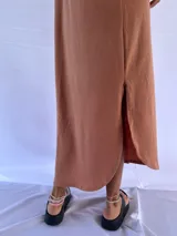 Vestido gris de morley de algodón, corte recto y mangas cortas.