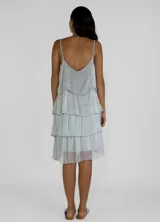 Vestido corto celeste con breteles finos y volados en capas.